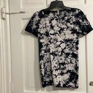 Great short sleeve tie dye stretch top great for layering